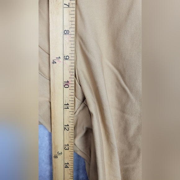 CHICO'S 2(L-12) BEIGE PULL ON TUMMY CONTROL STRETCH CAPRIS PANTS - Picture 9 of 11